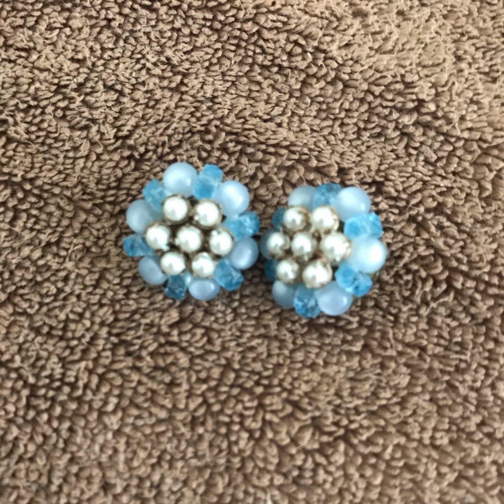 Vintage 70’s beaded flower clip on earrings.